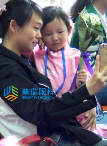小醫(yī)生對媽媽說：媽媽！我愛你
