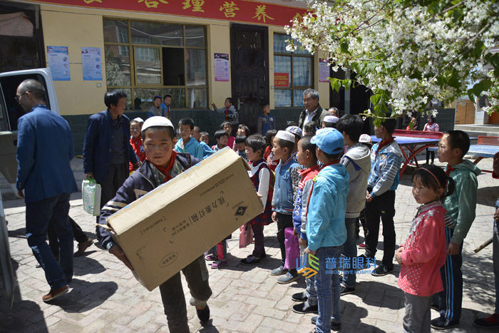 迎六一，高校公益跑愛心小學(xué)義診