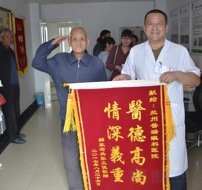 抗戰(zhàn)老兵再一個(gè)軍禮，表達(dá)心中的感謝