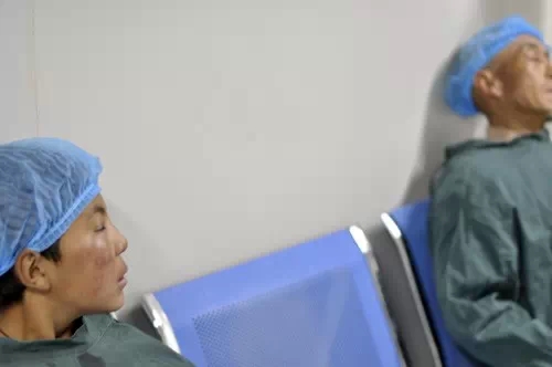 “明眸格?；P(guān)愛玉樹眼疾兒童行動”11名玉樹眼疾患兒成功