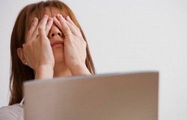 電腦顯示器你會(huì)擺放嗎？你的同事是否在用它輻射你？