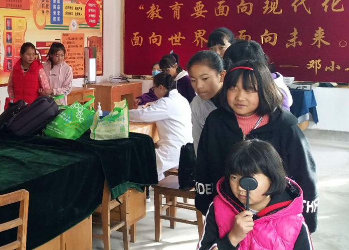 明眸新時(shí)代青少年近視防控公益活動(dòng)走進(jìn)坪城中學(xué)