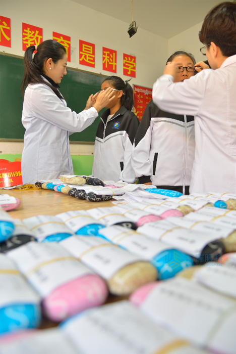 關(guān)愛西部青少年眼健康公益活動第三季孩子拿到新眼鏡