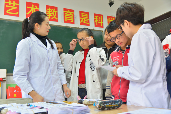 關(guān)愛西部青少年眼健康公益活動第三季孩子拿到新眼鏡