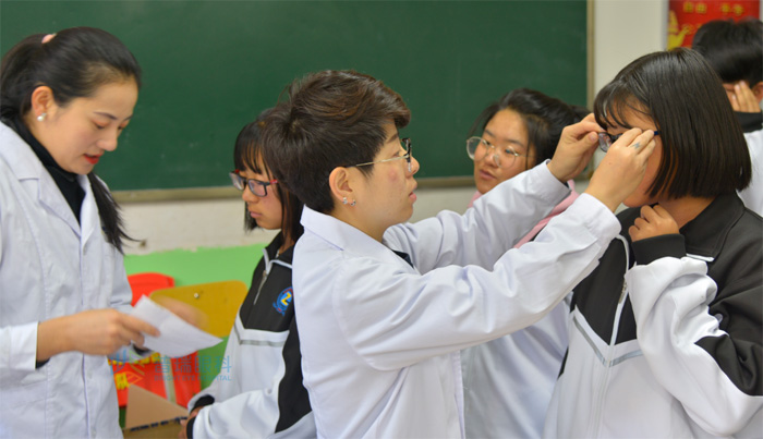 關(guān)愛西部青少年眼健康公益活動第三季孩子拿到新眼鏡