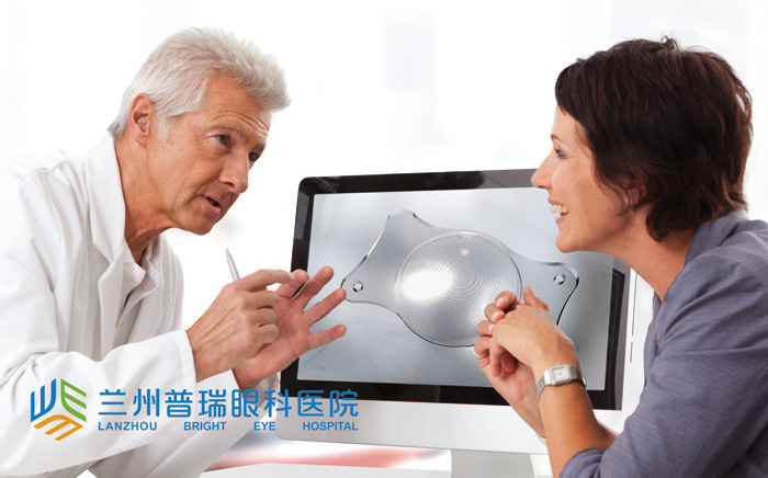 三焦點(diǎn)晶體：看報(bào)、打球、看風(fēng)景視力都很清晰